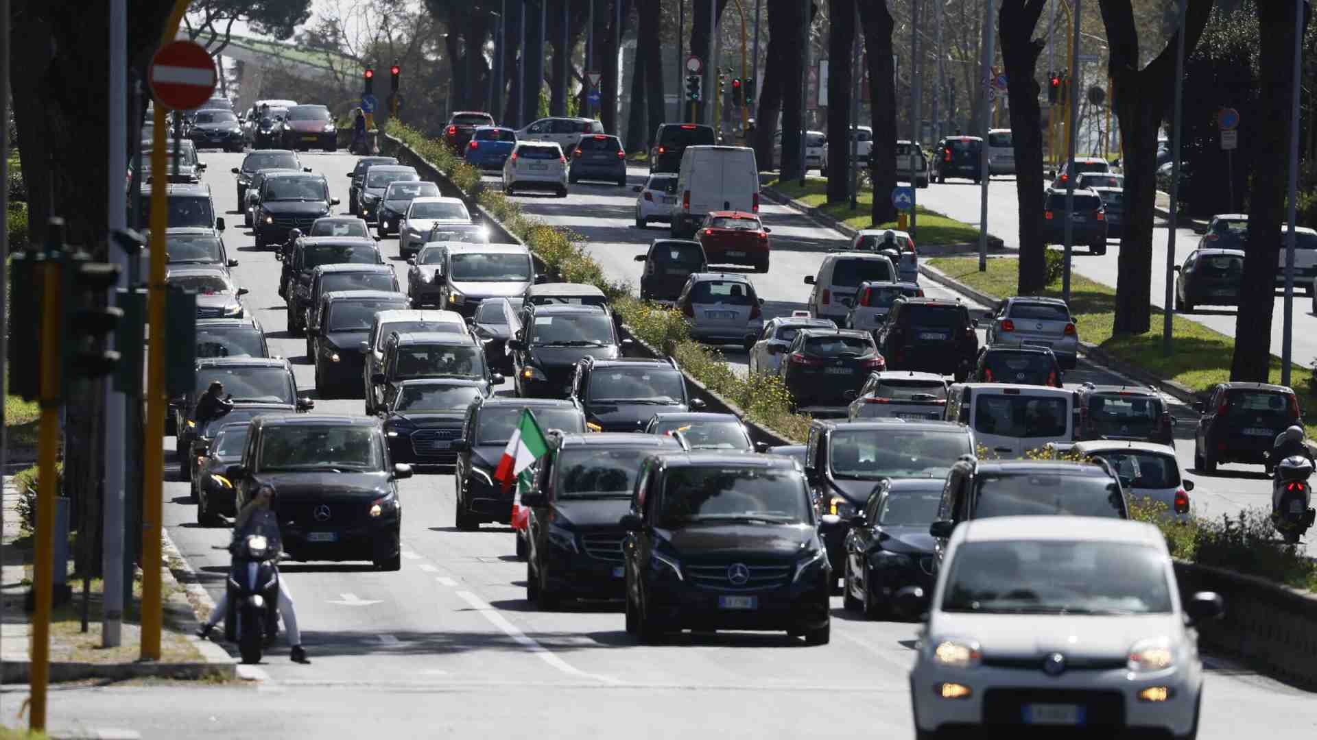 Immagine di "Sui taxi Salvini mente sapendo di mentire. Pronti a scioperare". Parlano gli Ncc