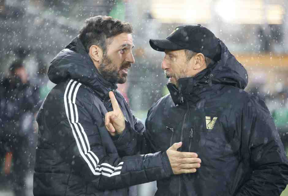 Cesc F&agrave;bregas ed Eusebio Di Francesco nella bufera dello stadio Penzo di Venezia (foto LaPresse)&nbsp;<br />