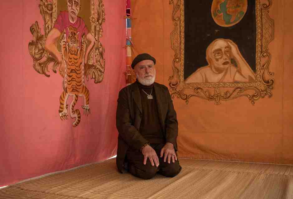 Francesco Clemente all&rsquo;interno di una delle opere di &ldquo;Anima nomade&rdquo;, al Palazzo Esposizioni di Roma fino al 30 marzo 2025 &copy; Alberto Novelli&nbsp;<br />