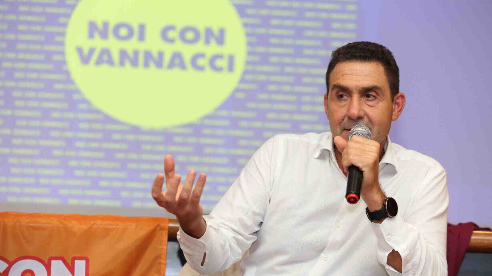 Immagine di Vannacci e il mondo immobile: associazioni in conflitto e tanto situazionismo. La Lega lo sfotte