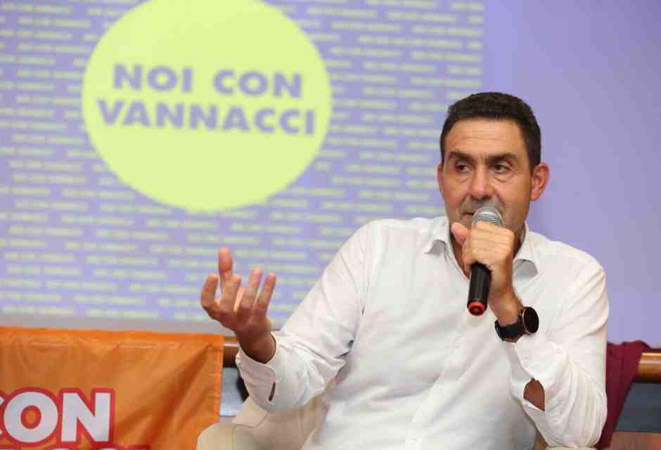 Vannacci e il mondo immobile: associazioni in conflitto e tanto situazionismo. La Lega lo sfotte
