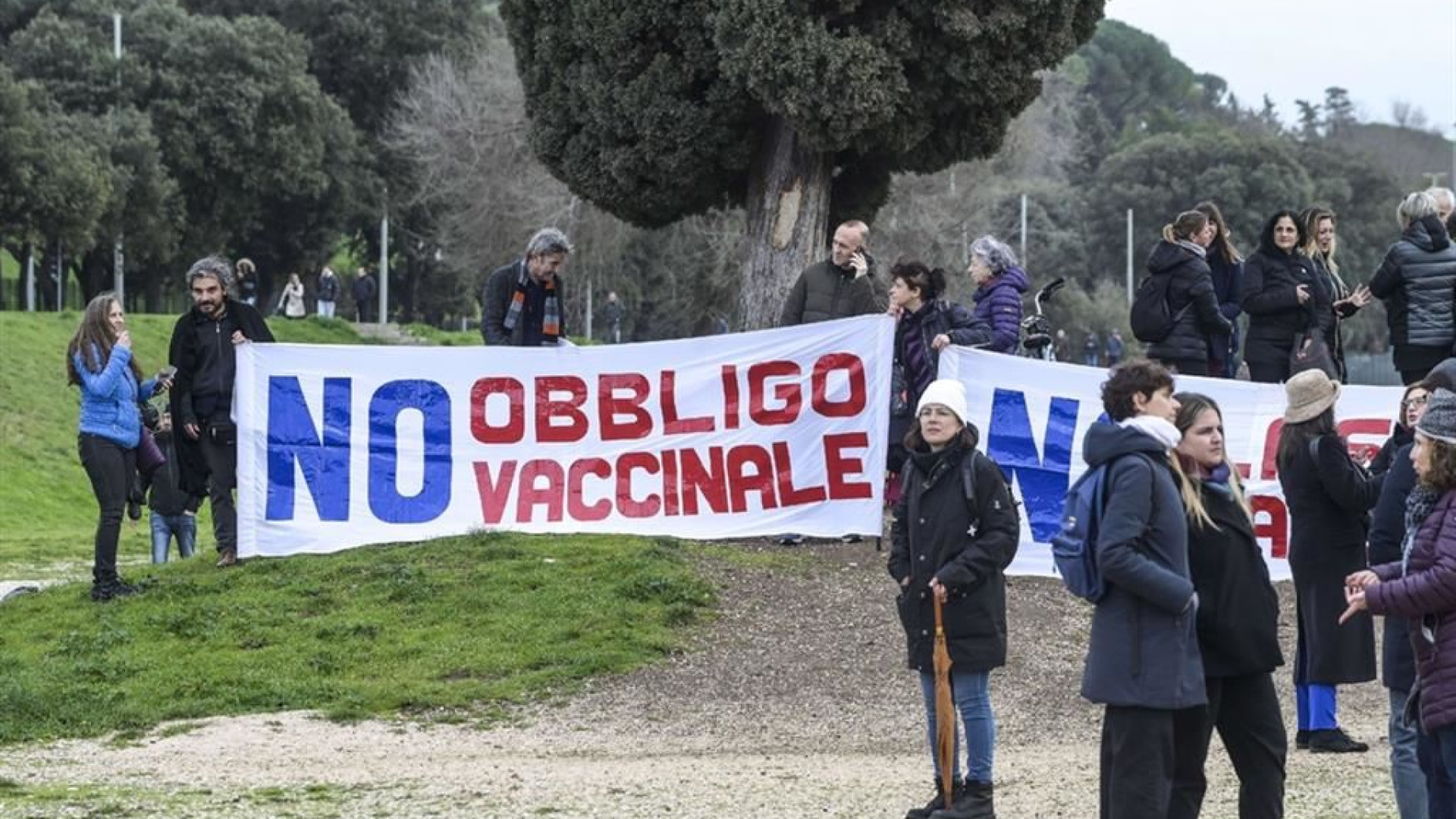 Immagine di Le multe annullate ai no vax divide la maggioranza. Anche i medici contro