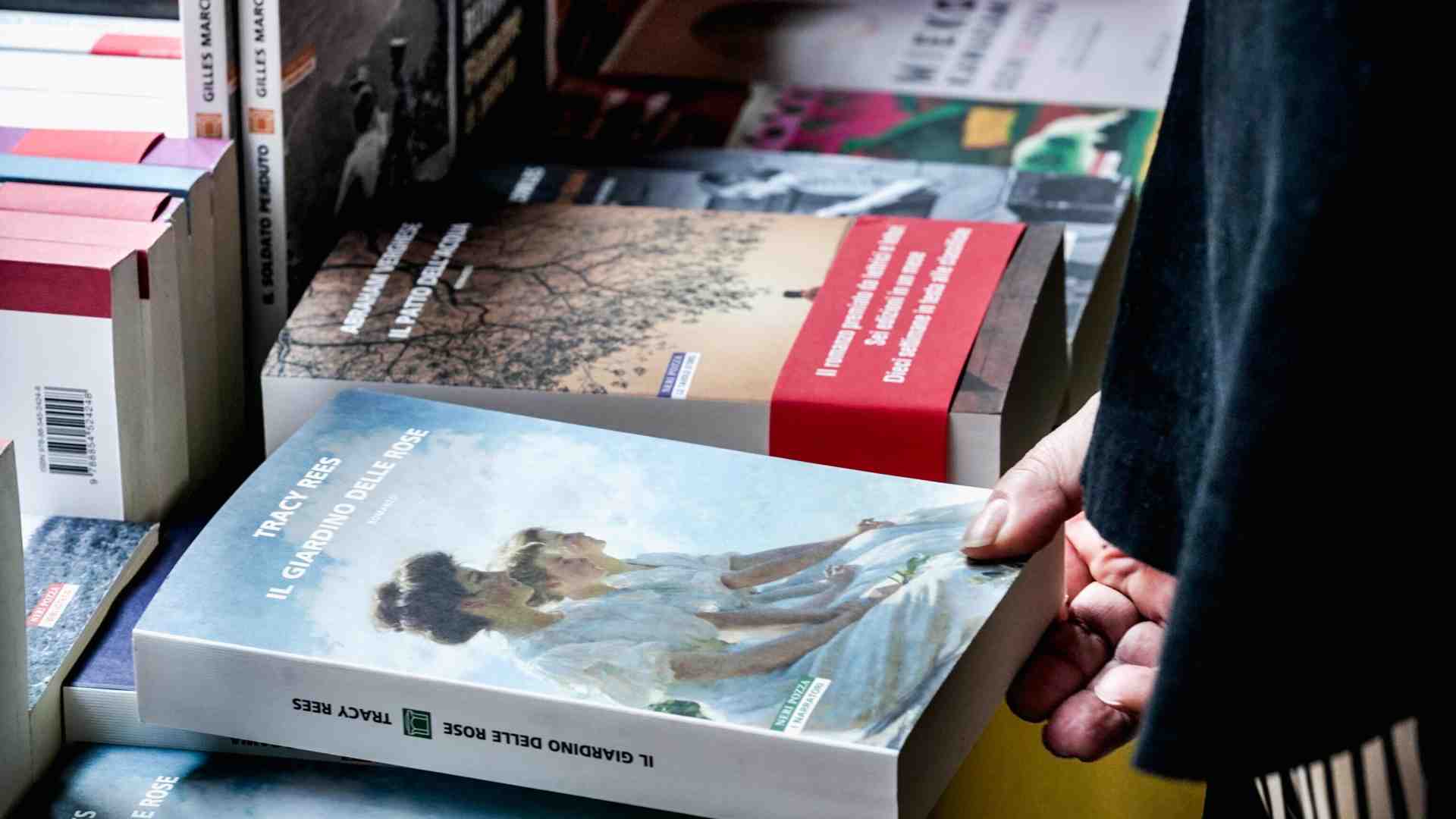 Immagine di La forza che nasce da due pile di libri che ricordano colonne malferme