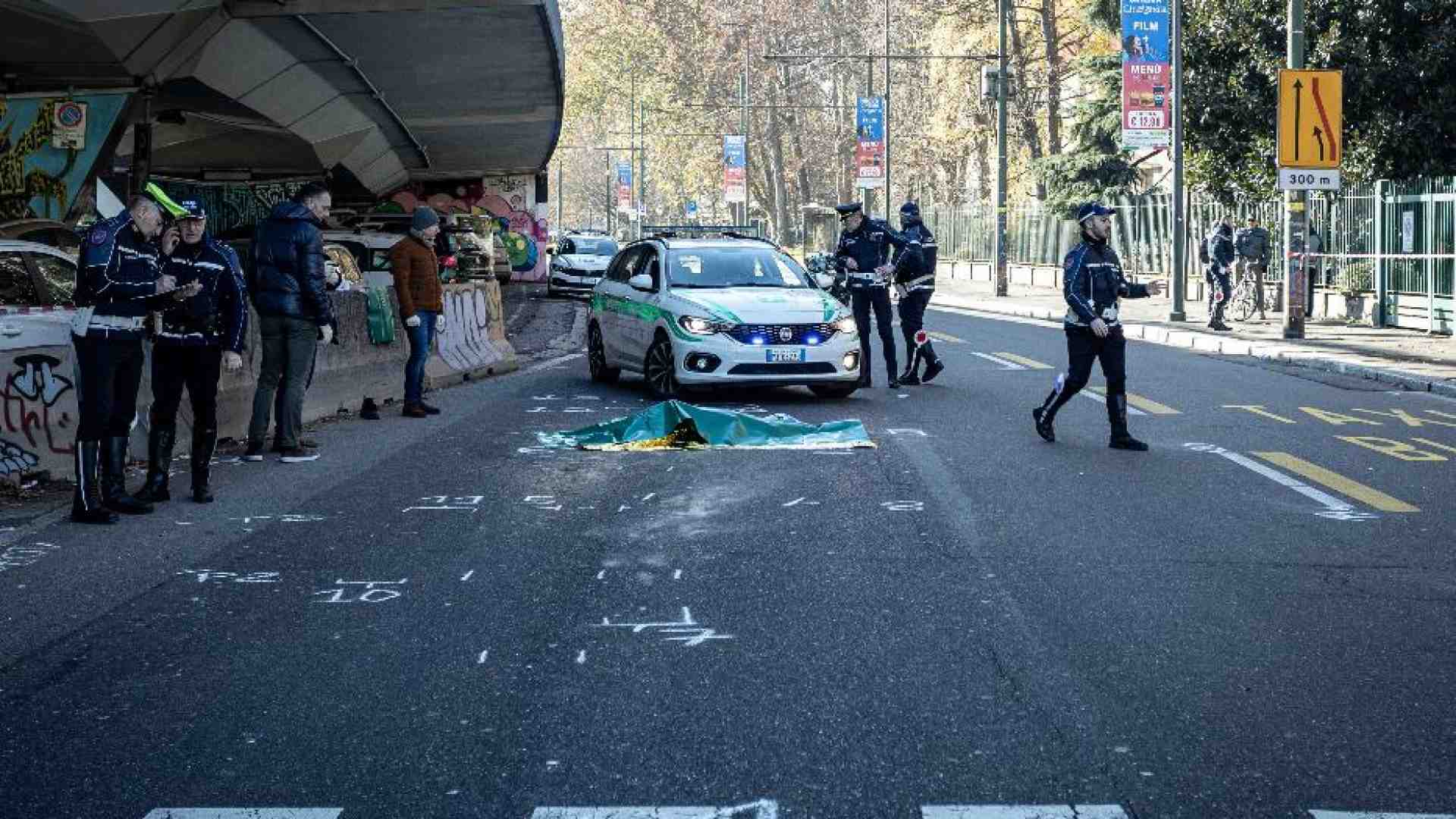 Immagine di Una donna è stata travolta da un Tir mentre attraversava con i bambini