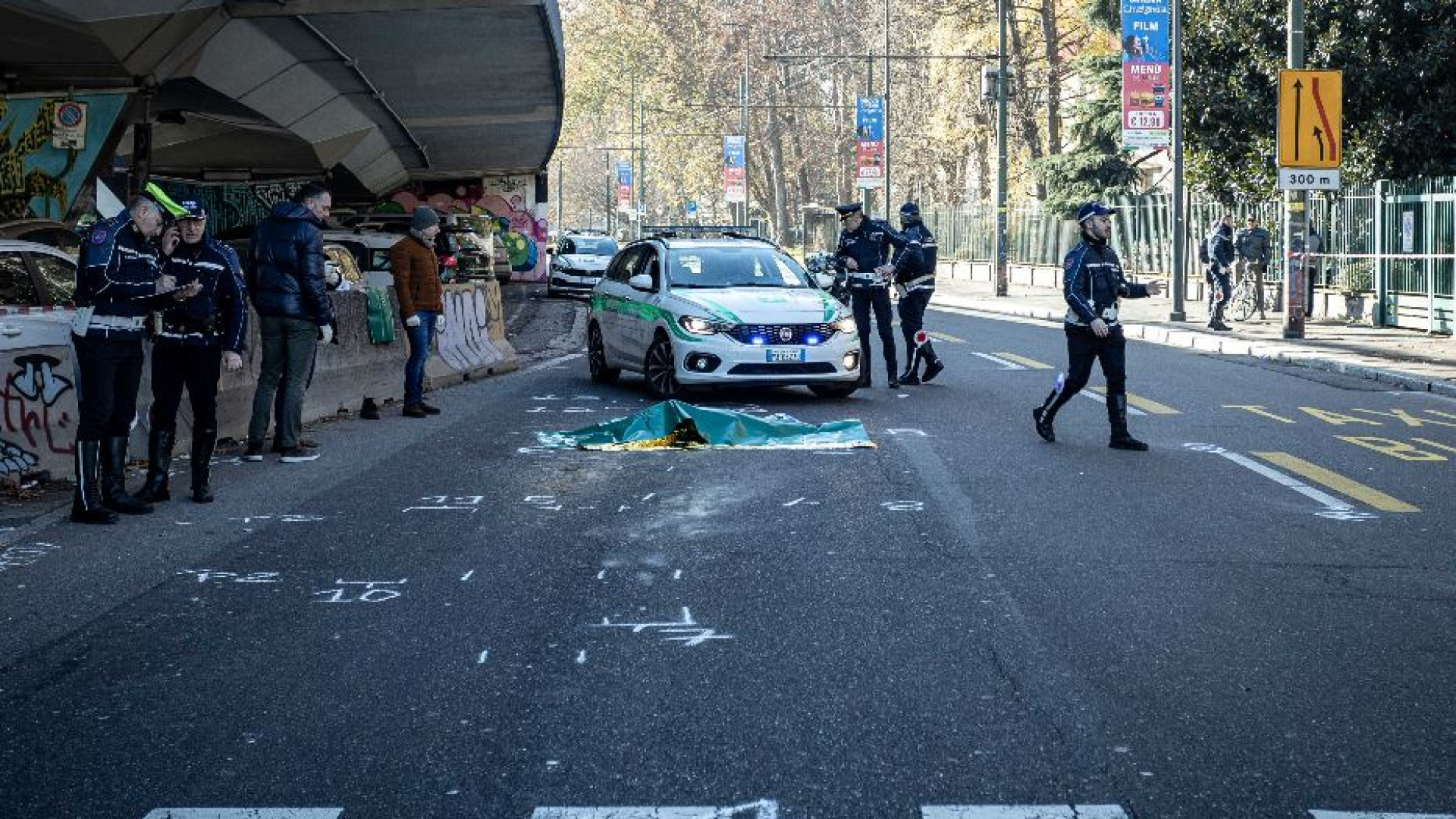 Immagine di Una donna è stata travolta da un Tir mentre attraversava con i bambini