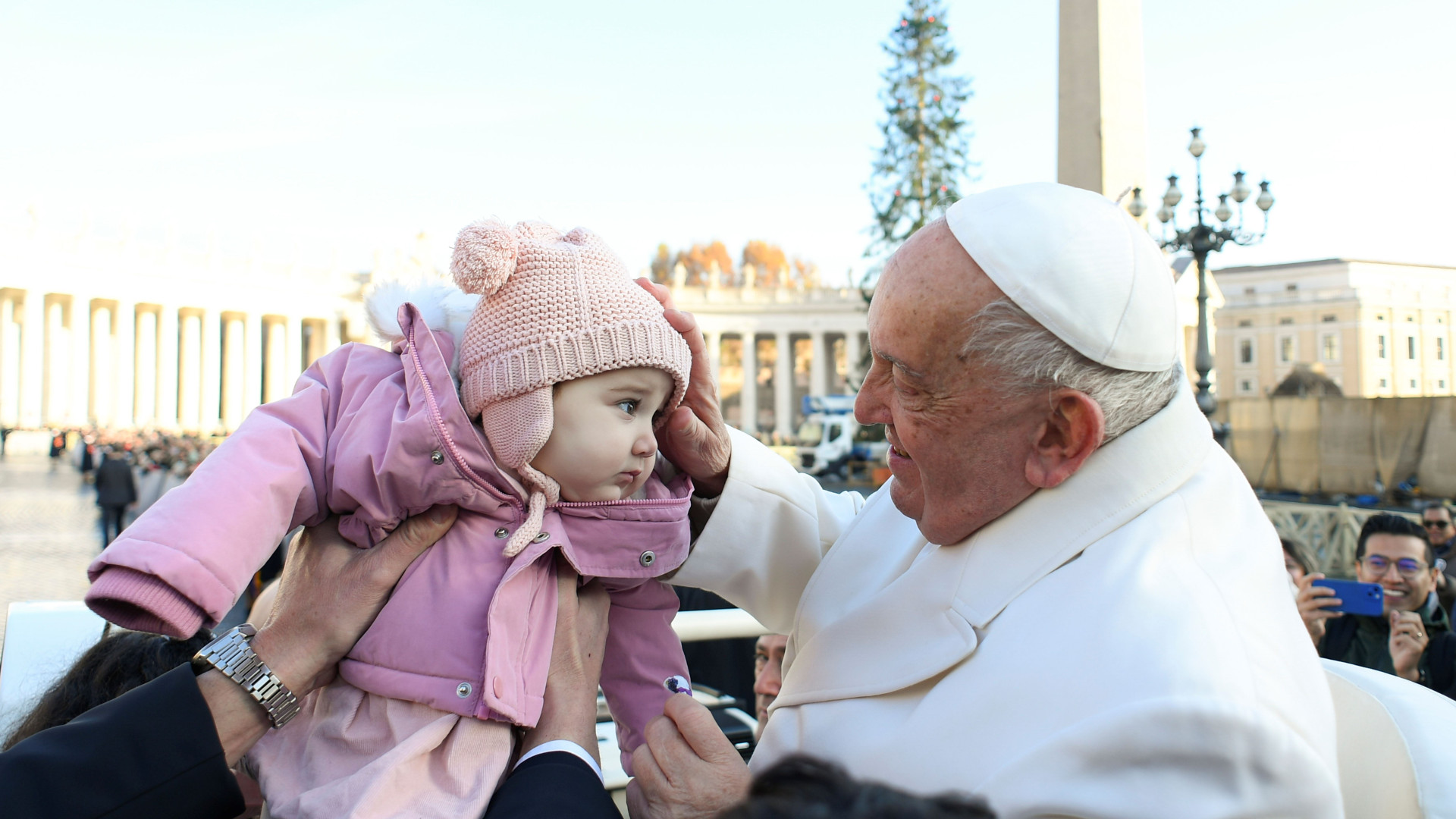 Immagine di Il Papa e la pace: «Condonare debiti, proteggere la vita, no alle armi»