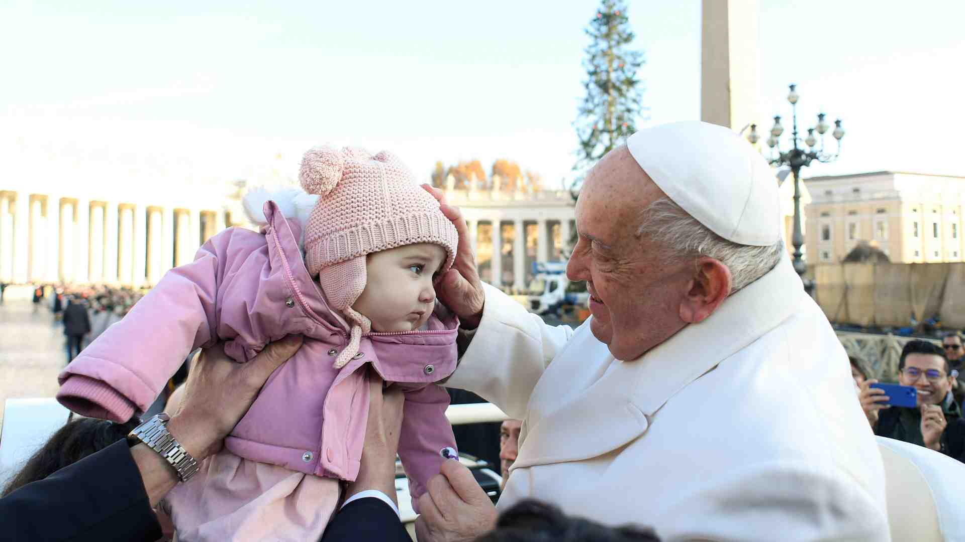 Immagine di Il Papa e la pace: «Condonare debiti, proteggere la vita, no alle armi»