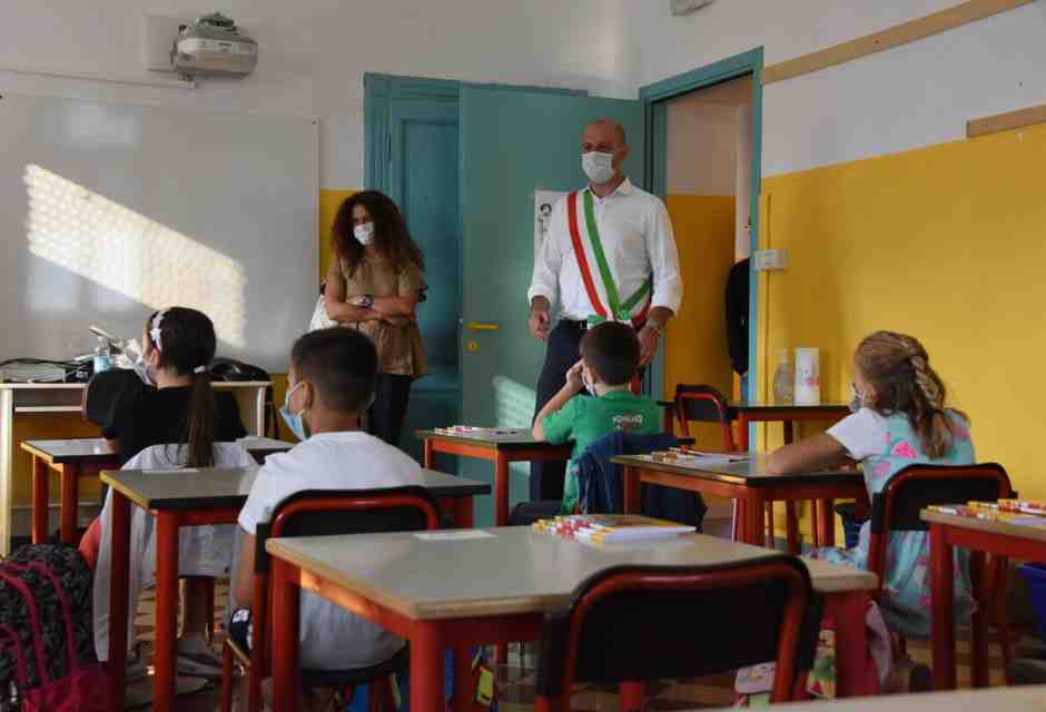 Il sindaco di Alzano Lombardo Camillo Bertocchi visita una scuola del suo comune nel settembre 2020 (foto Ansa)