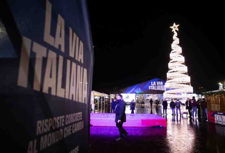 Una superficie di 5.000 metri quadri e 40 stand compongono Atreju 2024 (foto Ansa) <br />