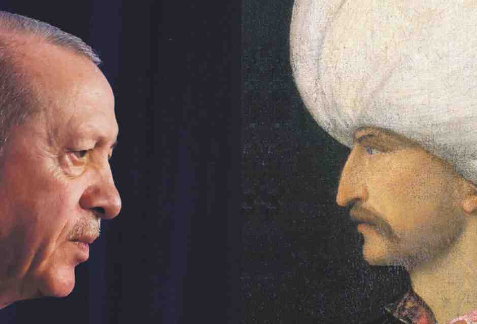 Recep Tayyip Erdogan è presidente della Turchia dal 2014 (foto Getty). A destra, Solimano il magnifico ritratto dalla bottega di Tiziano (Wikipedia) <br />