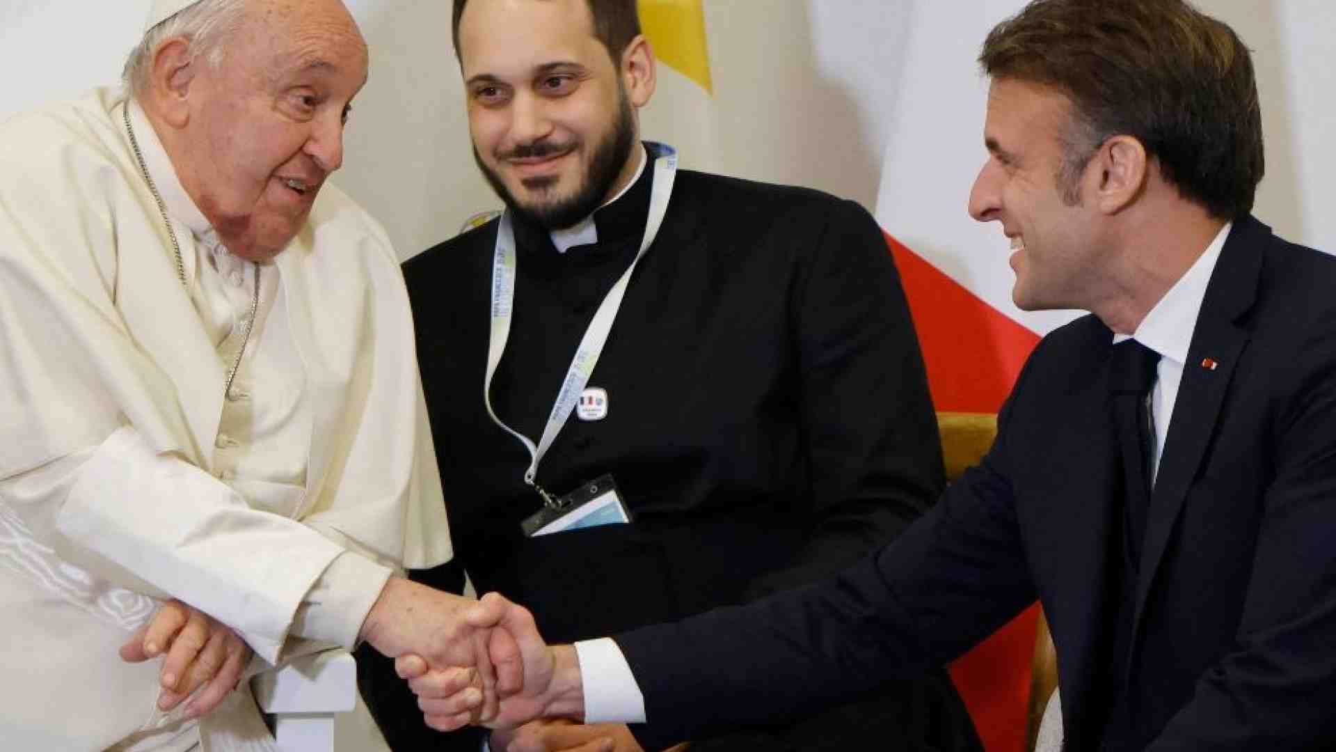 Immagine di Papa Francesco: i bambini sono il futuro. Lungo colloquio con Macron