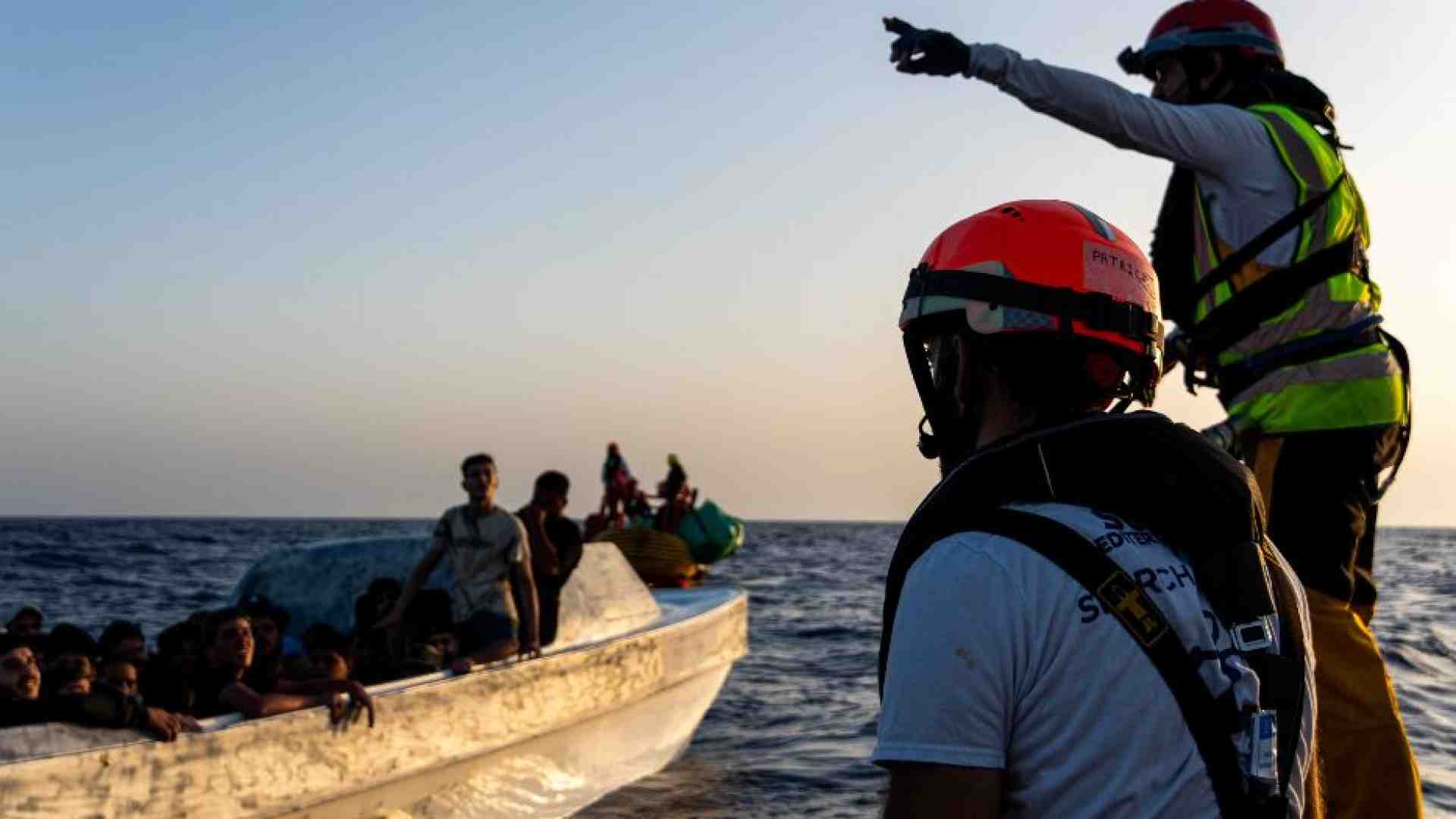 Immagine di Guardia Costiera e Ong: cronaca di un abbraccio (oscurato) in alto mare