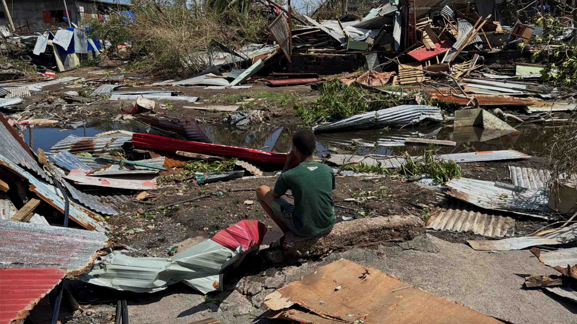 Immagine di Mayotte devastata dal ciclone Chido: «Le vittime potrebbero essere migliaia»
