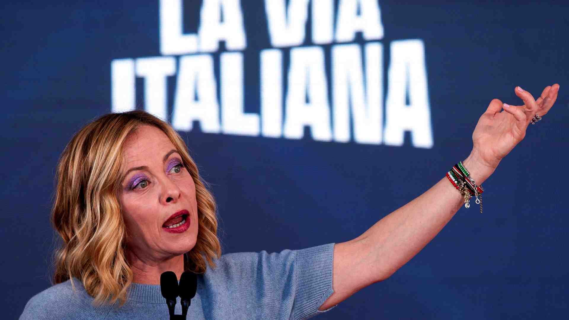Immagine di Meloni a testa bassa contro Schlein e Prodi. E agli alleati: «Basta egoismi»