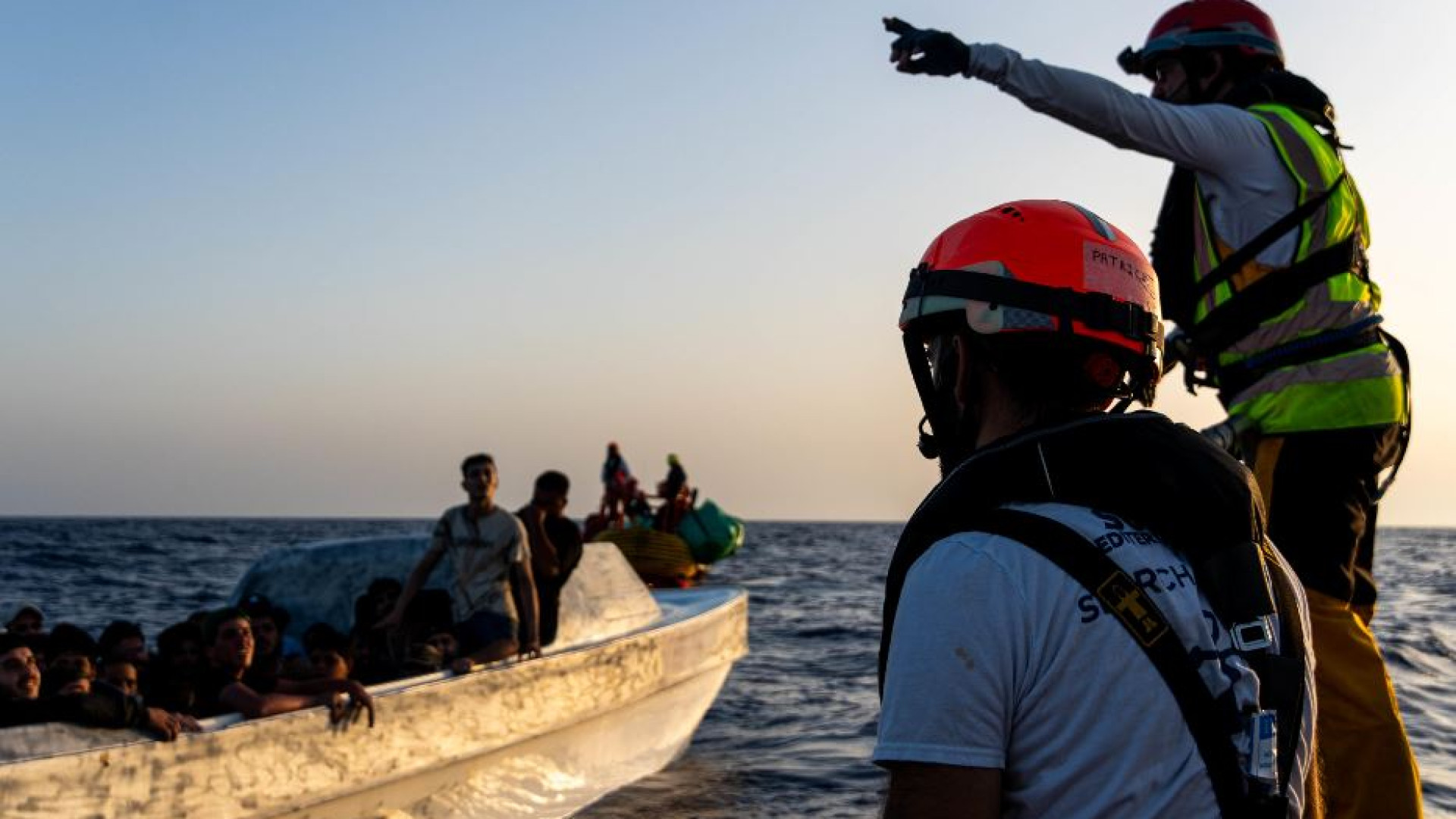 Immagine di Guardia Costiera e Ong: cronaca di un abbraccio (oscurato) in alto mare