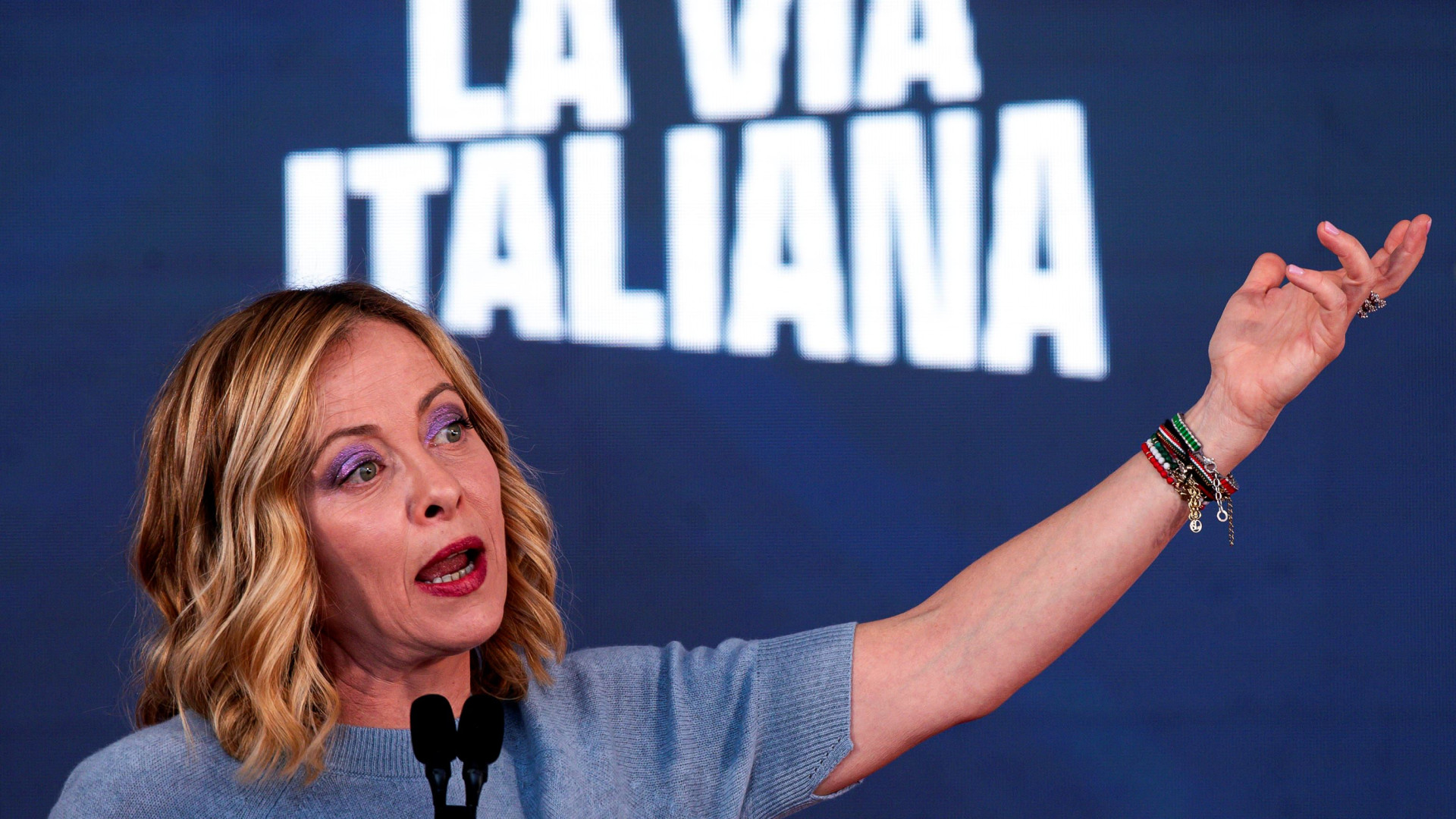Immagine di Meloni a testa bassa contro Schlein e Prodi. E agli alleati: «Basta egoismi»