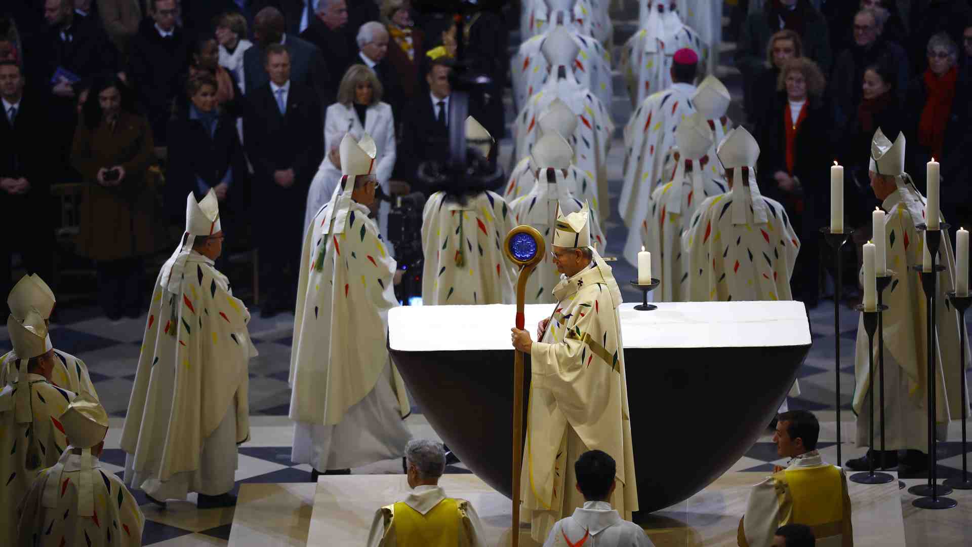 Immagine di Le due Chiese. Parigi non val bene una messa per Papa Francesco