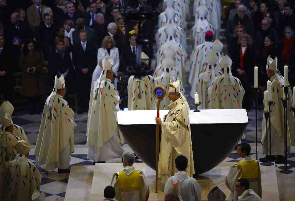 L&rsquo;arcivescovo di Parigi, mons. Laurent Ulrich, durante la celebrazione di domenica 8 dicembre, nella restaurata cattedrale di Notre-Dame (foto LaPresse)&nbsp;<br />