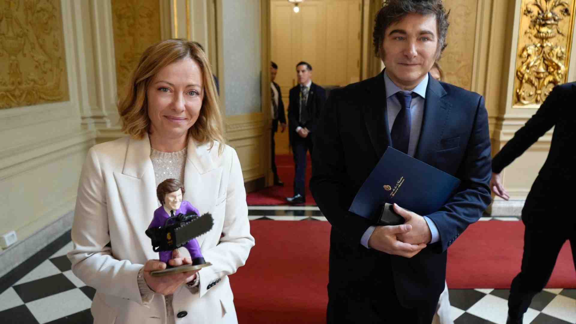 Immagine di Milei e Meloni. La destra italiana è molto diversa dal liberista argentino