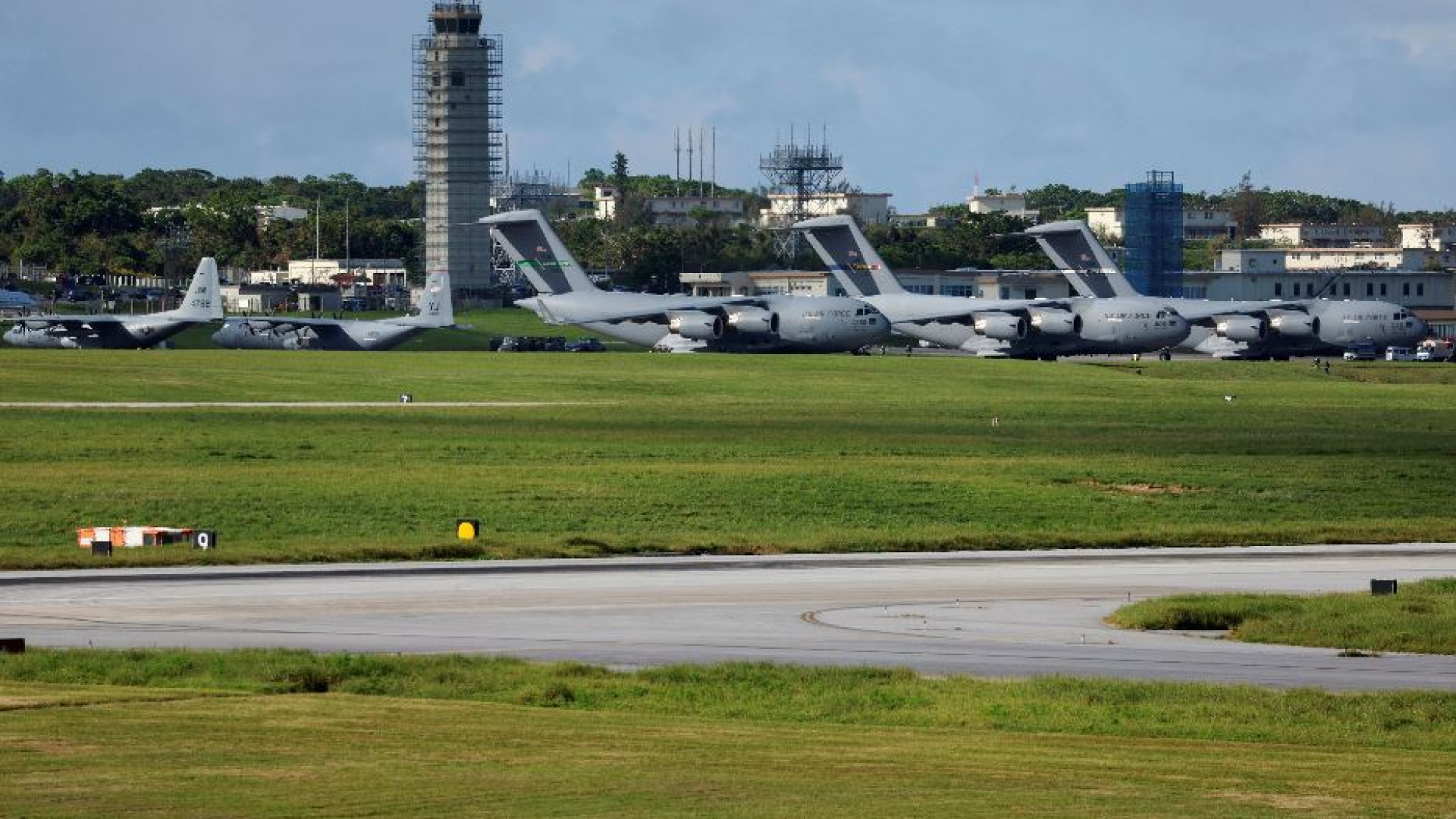 Immagine di Giappone, i primi Marine lasciano la base di Okinawa