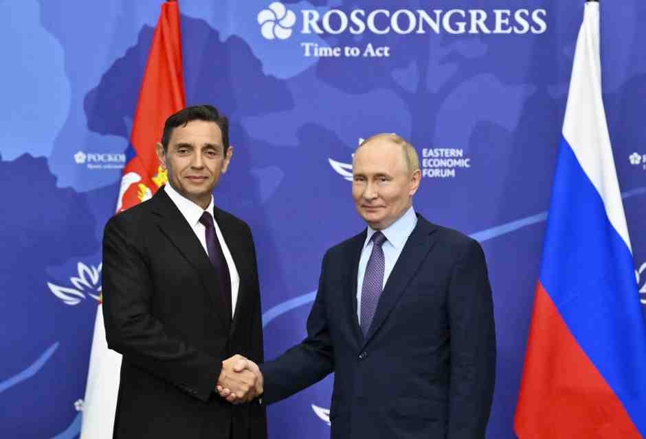 Il presidente russo Vladimir Putin e il vice primo ministro serbo Aleksandar Vulin (Kristina Kormilitsyna, Sputnik via AP)&nbsp;<br />
