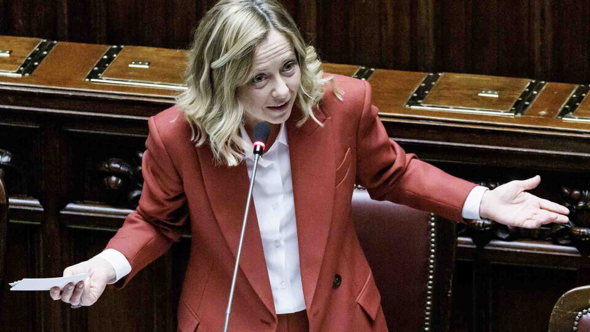 Immagine di Meloni si allontana da Atreju e scopre che sull’Europa va d’accordo più con l’odiato Prodi che con l’alleato Salvini