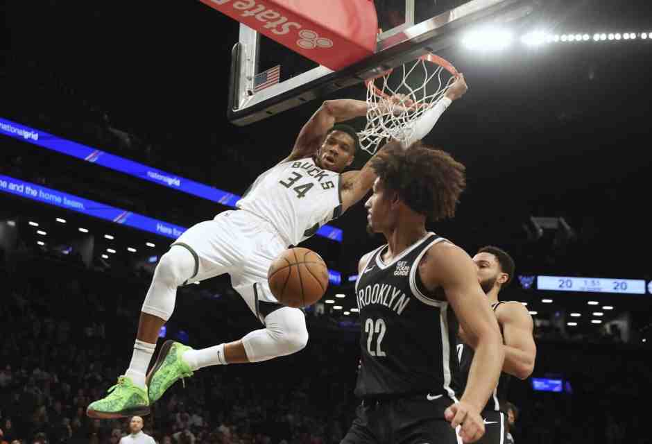 Una schiacciata di Giannis Antetokounmpo (foto Ap, via LaPresse)<br />