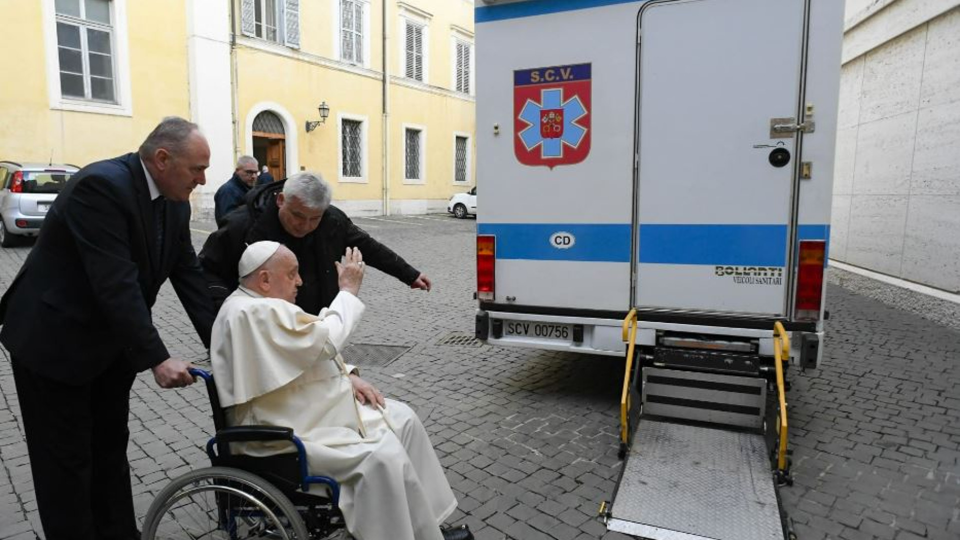 Immagine di Il Papa dona all'Ucraina un camper-ospedale portato dal cardinale Krajewski
