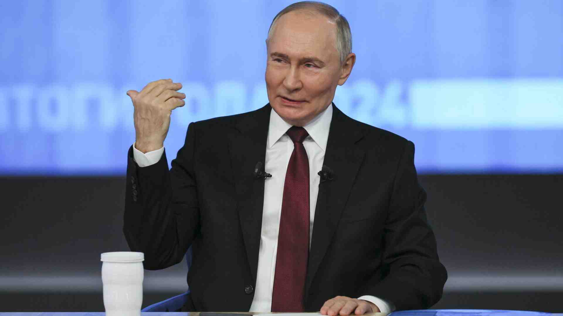 Immagine di Putin sceglie ancora la linea diretta con i cittadini e dice: "Pronto a parlare con Trump e ai negoziati"
