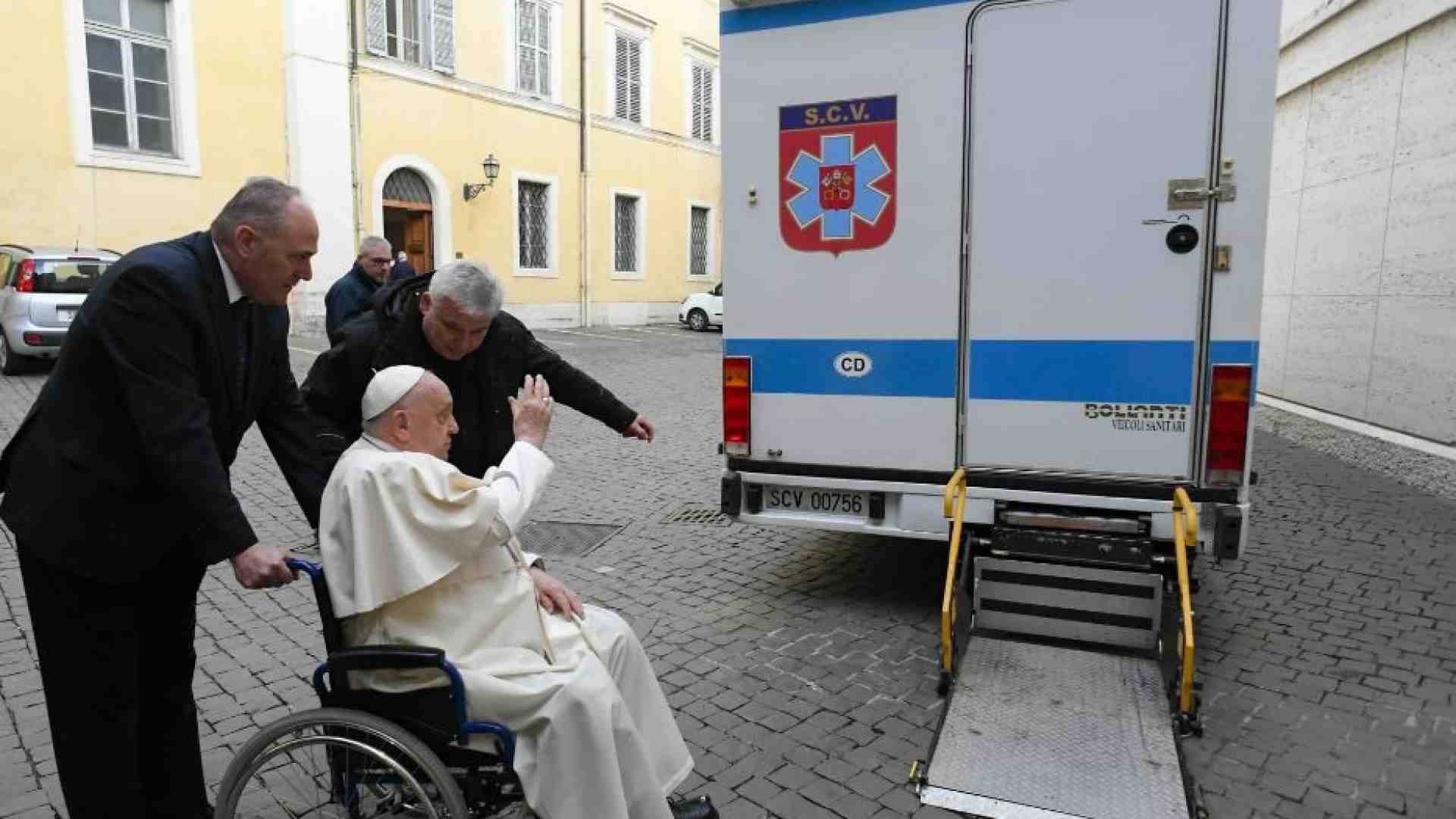 Immagine di Il Papa dona all'Ucraina un camper-ospedale portato dal cardinale Krajewski