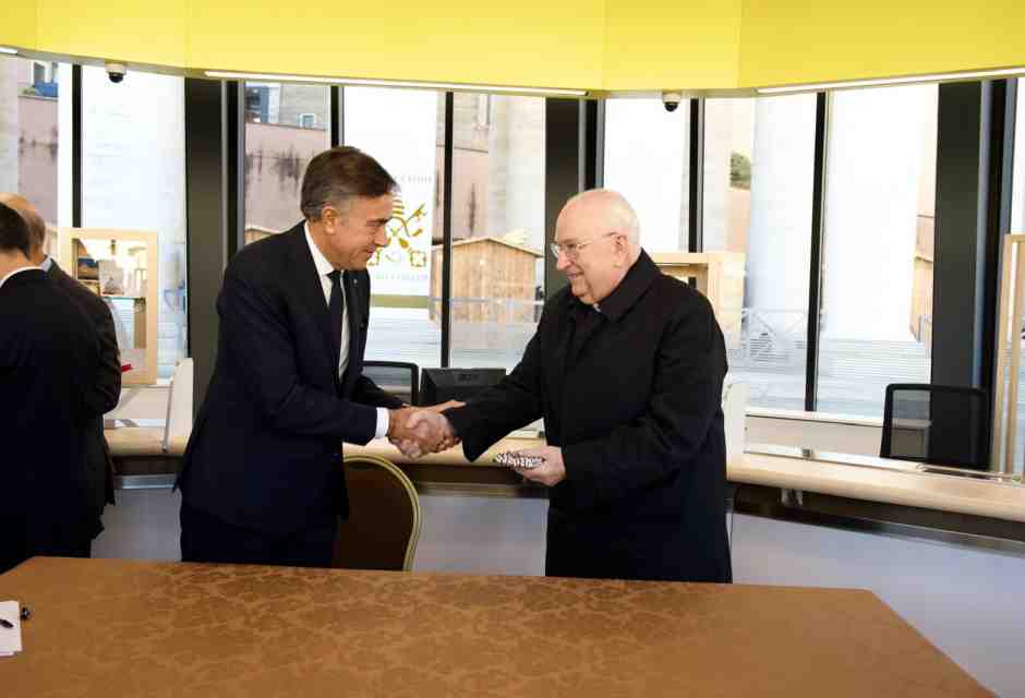Da sinistra Giuseppe Lasco Direttore Generale Poste Italiane e Cardinale Fernando V&eacute;rgez Alzaga&nbsp;<br />