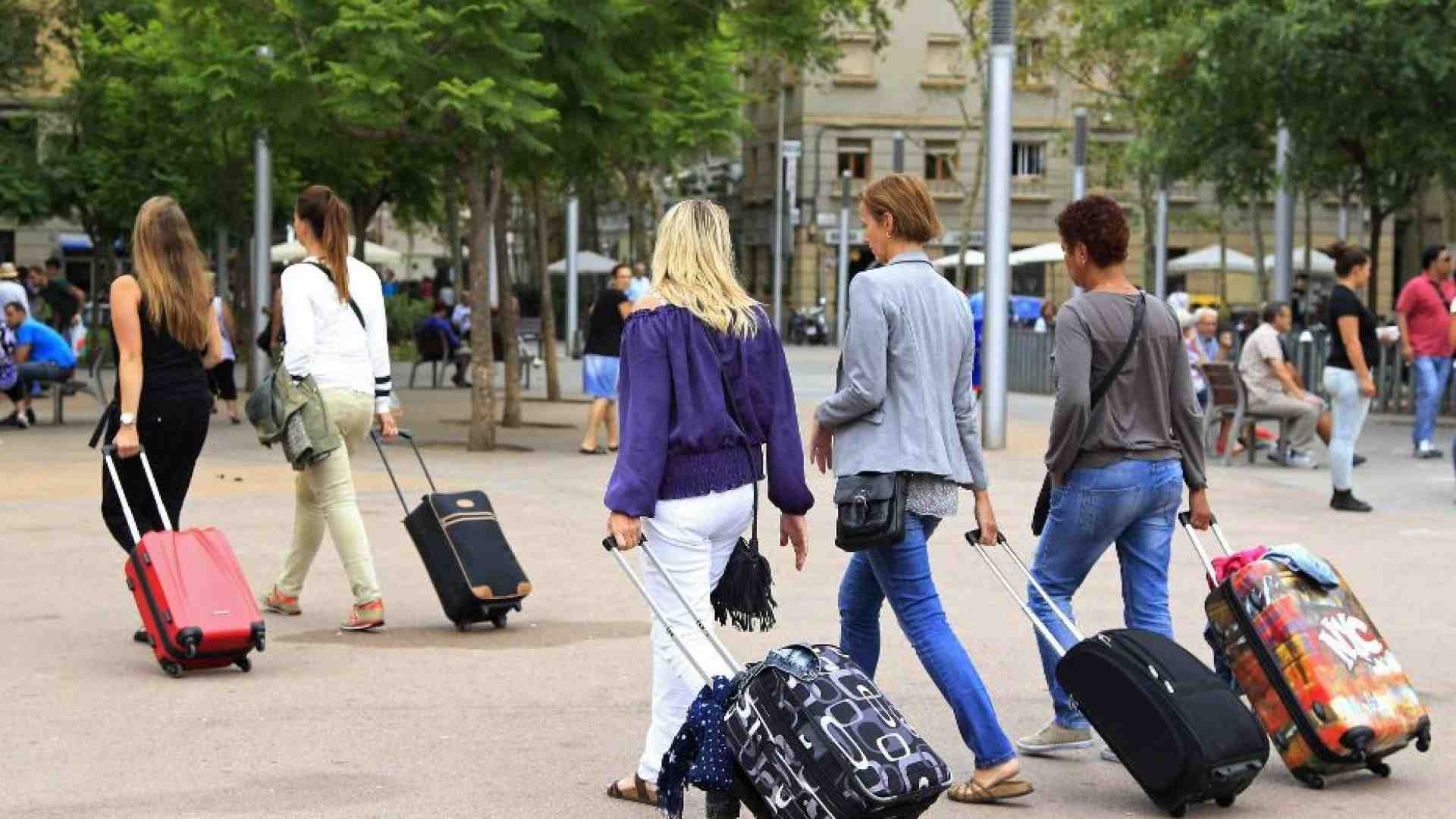 Immagine di A Barcellona i fondi cacciano i residenti per affittare le case ai turisti