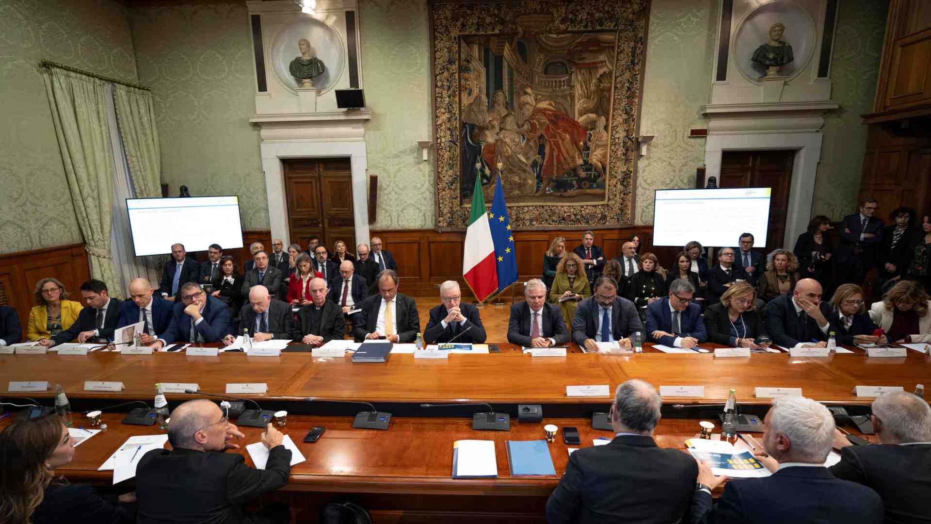 Immagine di Apre piazza Risorgimento. Mantovano scherza: «Mai perdere la fede»