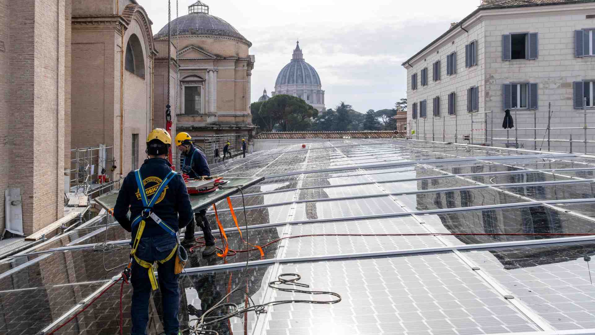 Immagine di Transizione energetica in Vaticano, tra vetrate solari e colonnine di ricarica