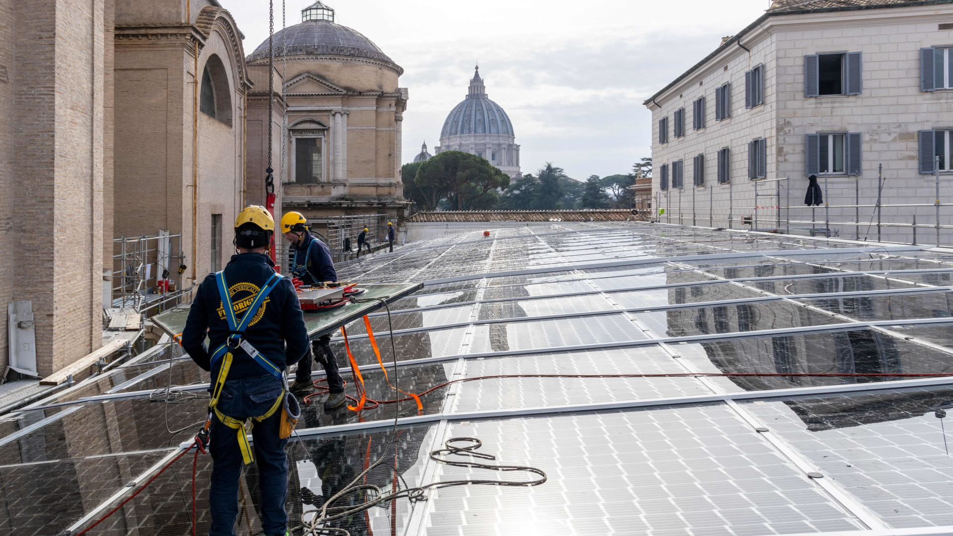 Immagine di Transizione energetica in Vaticano, tra vetrate solari e colonnine di ricarica