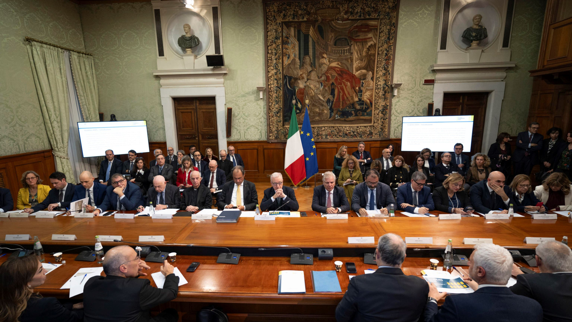 Immagine di Apre piazza Risorgimento. Mantovano scherza: «Mai perdere la fede»