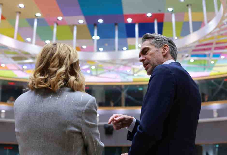 Da "io so' Giorgia" all'aplomb internazionale: il doppio registro di Meloni, inseguita dalle rogne romane. Tensione col Colle