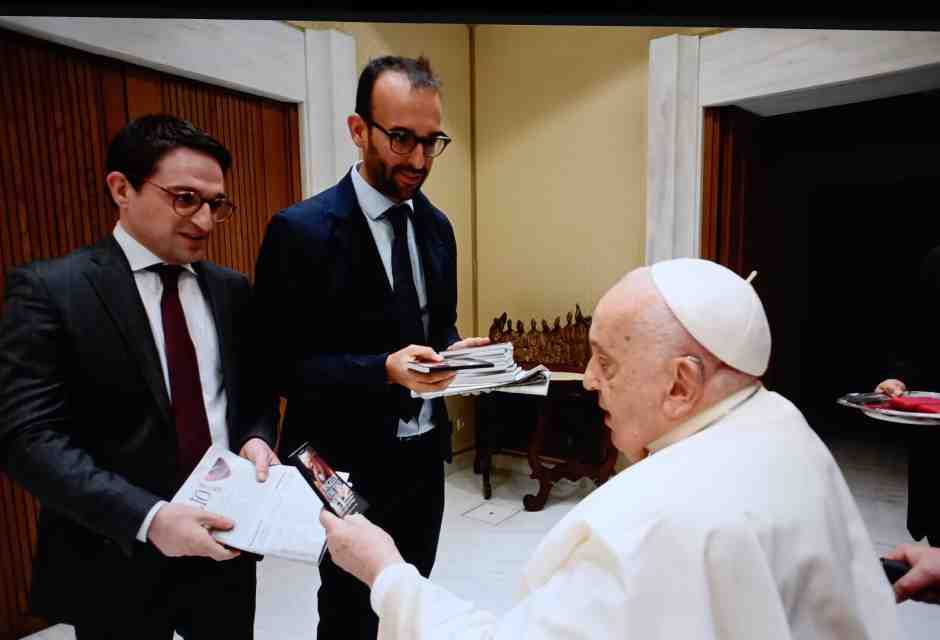 Il vangelo come uno smartphone, l'idea del Foglio che piace anche a Papa Francesco