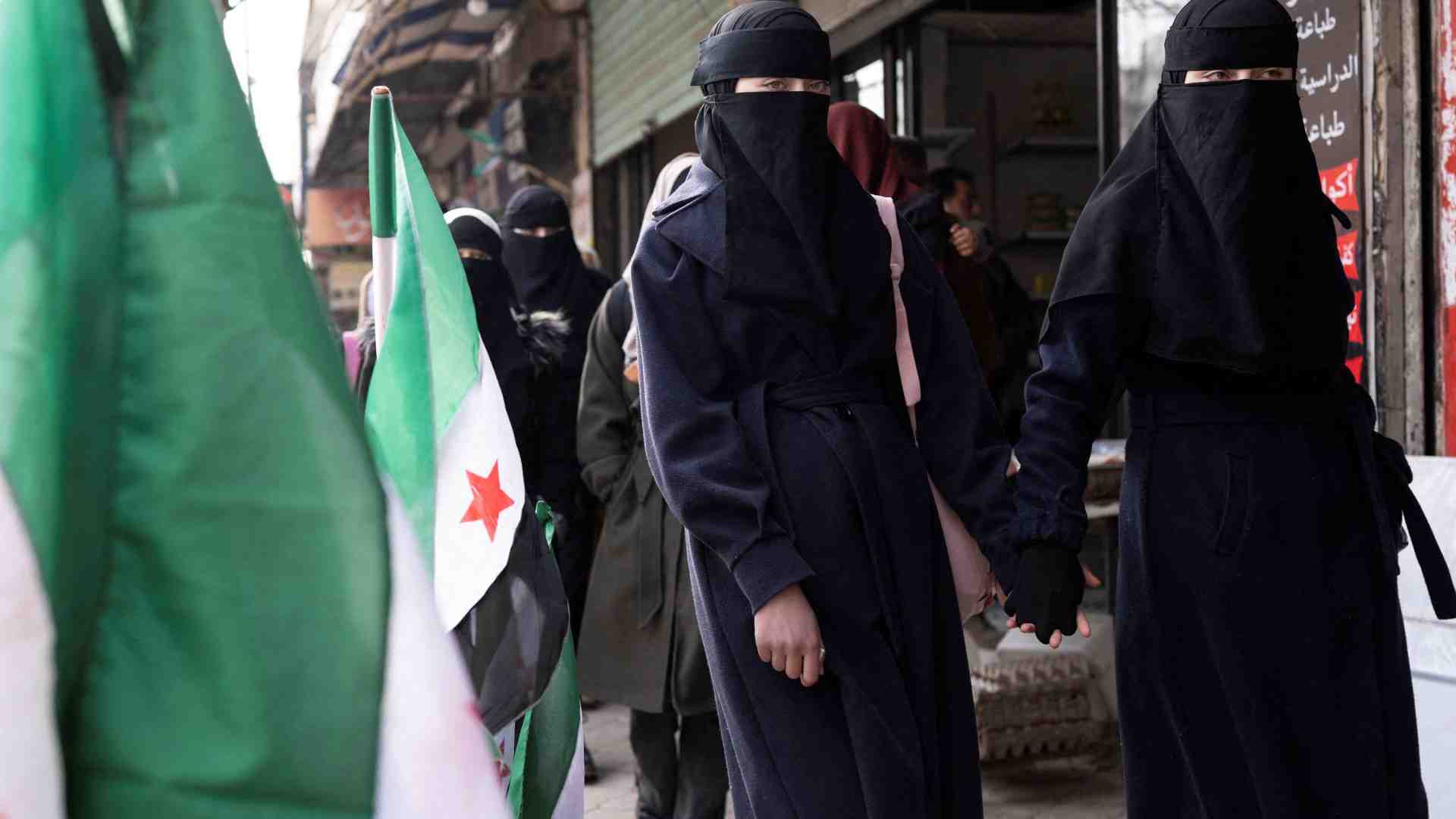 Immagine di Bandiere turche, velo e sharia. «Però a Idlib ci sono servizi e sicurezza»