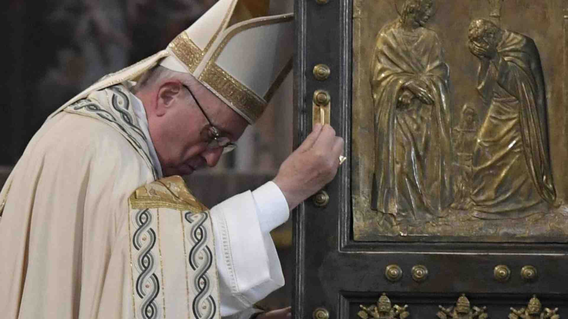 Immagine di La Porta Santa, il Papa primo pellegrino: stasera si apre il Giubileo