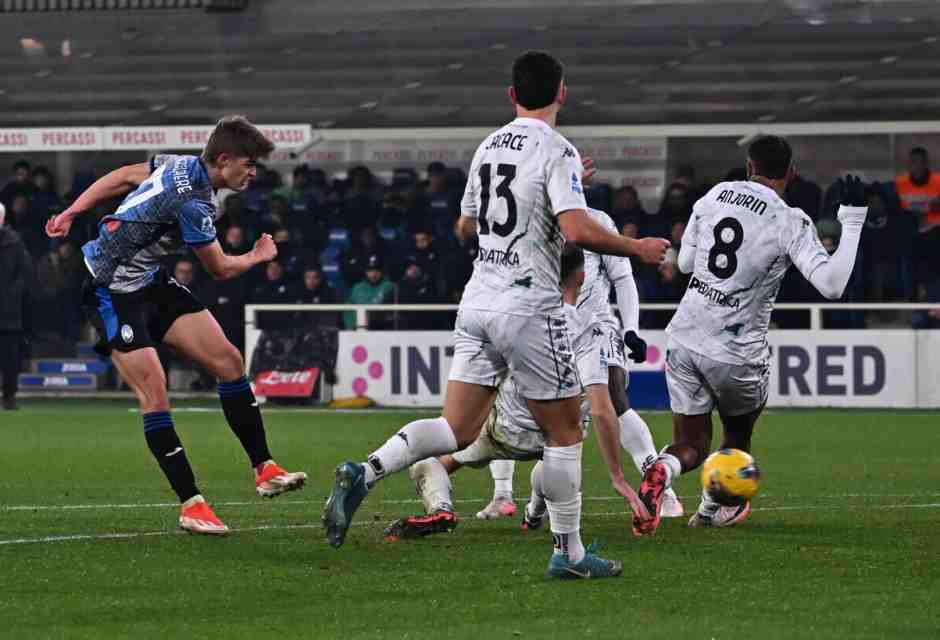 Il gol di Charles De Ketelaer (foto Ansa)