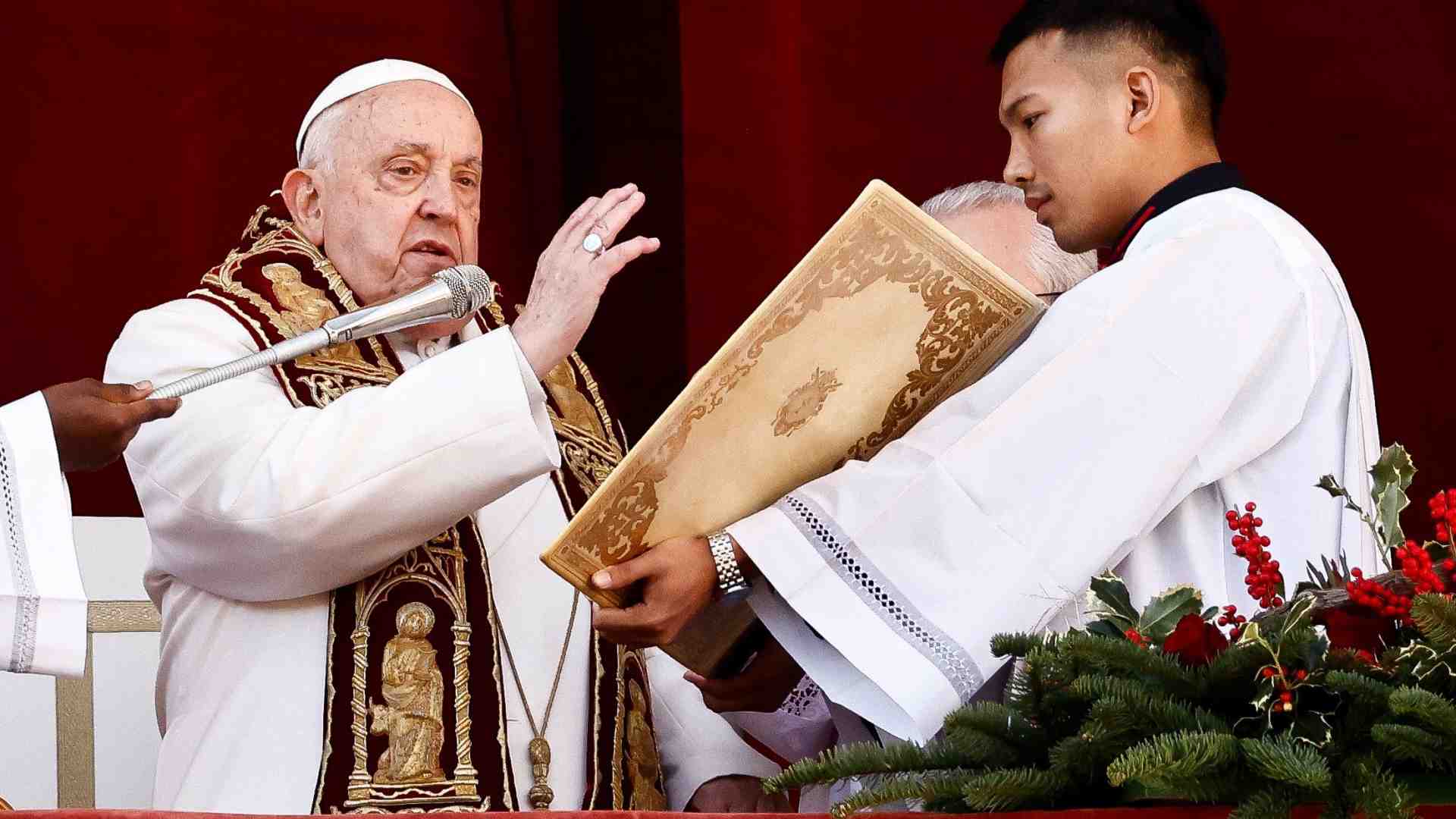 Immagine di Il Papa: «Tacciano le armi. Abbattiamo i muri e i debiti»