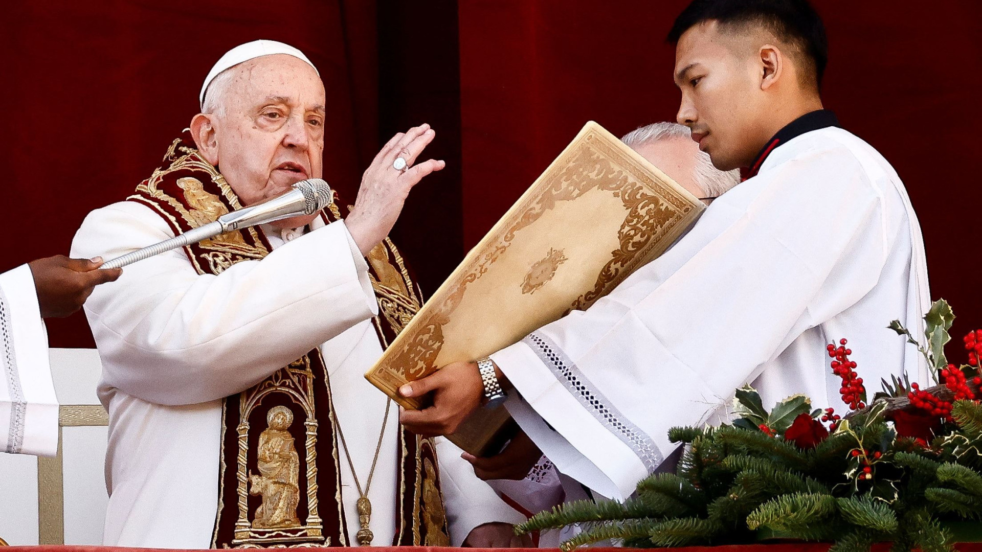 Immagine di Il Papa: «Tacciano le armi. Abbattiamo i muri e i debiti»