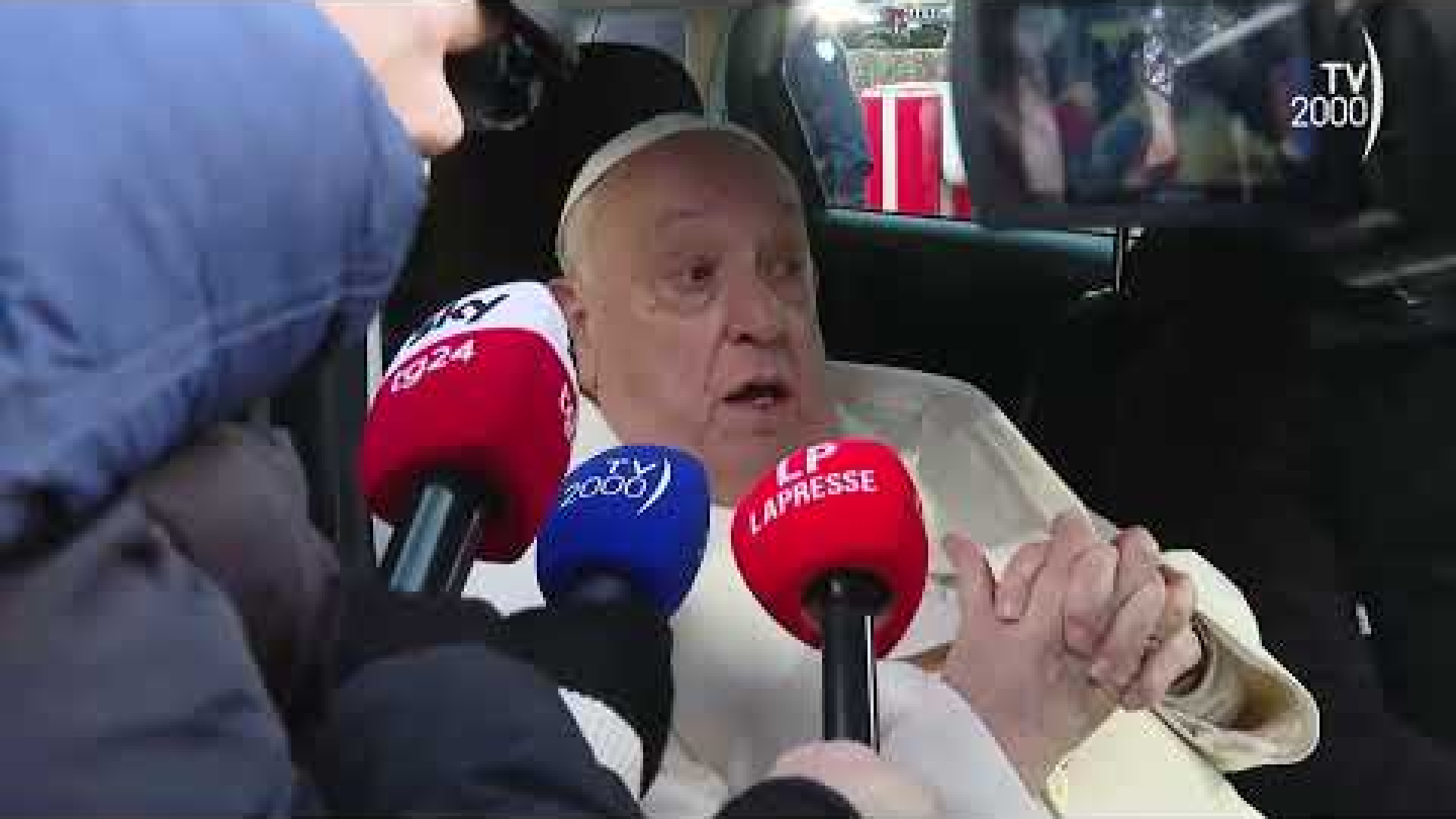 Immagine di Il Papa ha aperto la Porta Santa di Rebibbia: «Una “basilica”»