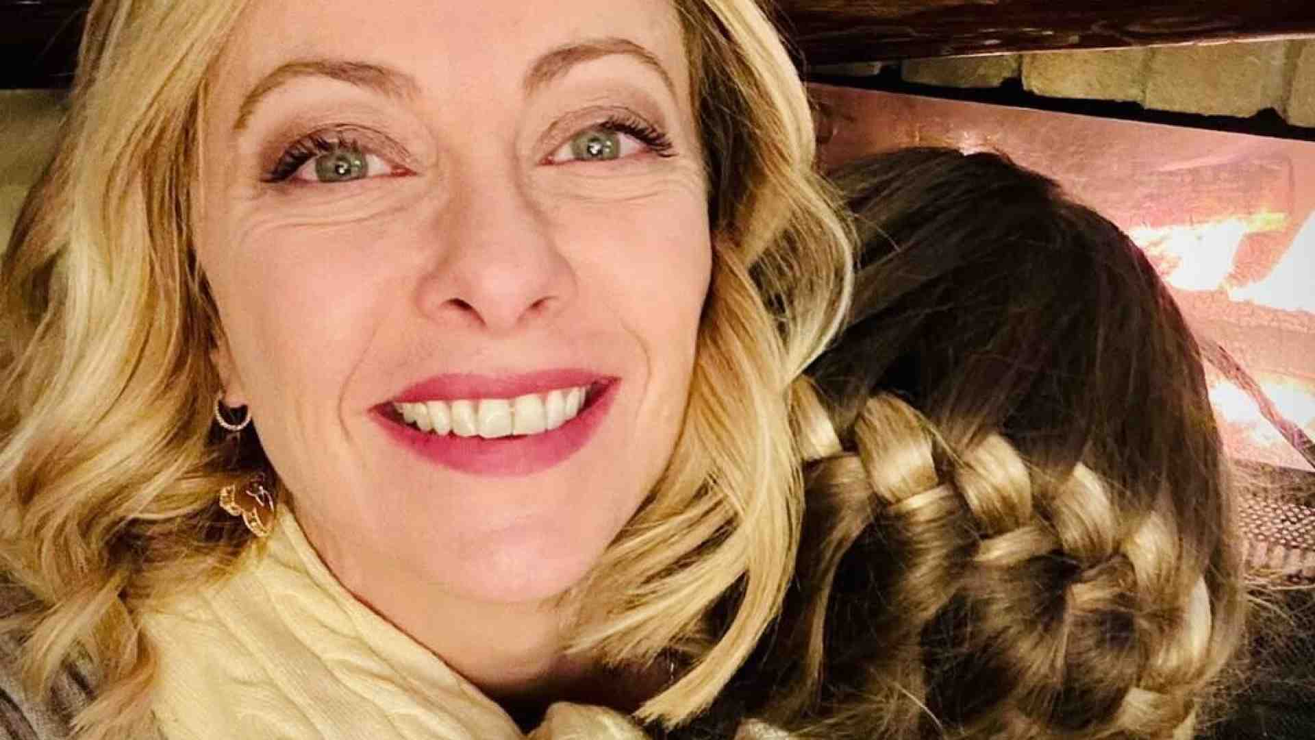 Immagine di Gli auguri dei politici: Schlein evita foto, Meloni con la figlia, Salvini e Tajani in video