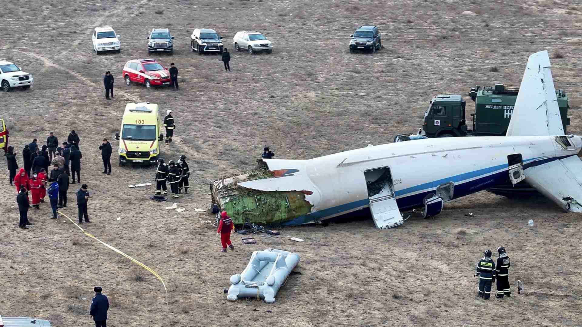Immagine di Che cosa sappiamo dell'aereo precipitato in Kazakistan