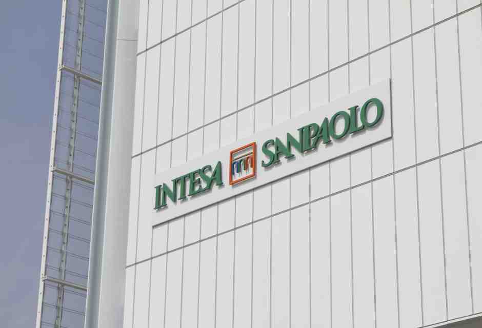 Il logo di Intesa Sanpaolo sul grattacielo progettato da Renzo Piano, sede centrale della banca (Foto di Marco Destefanis via Getty Images)&nbsp;<br />