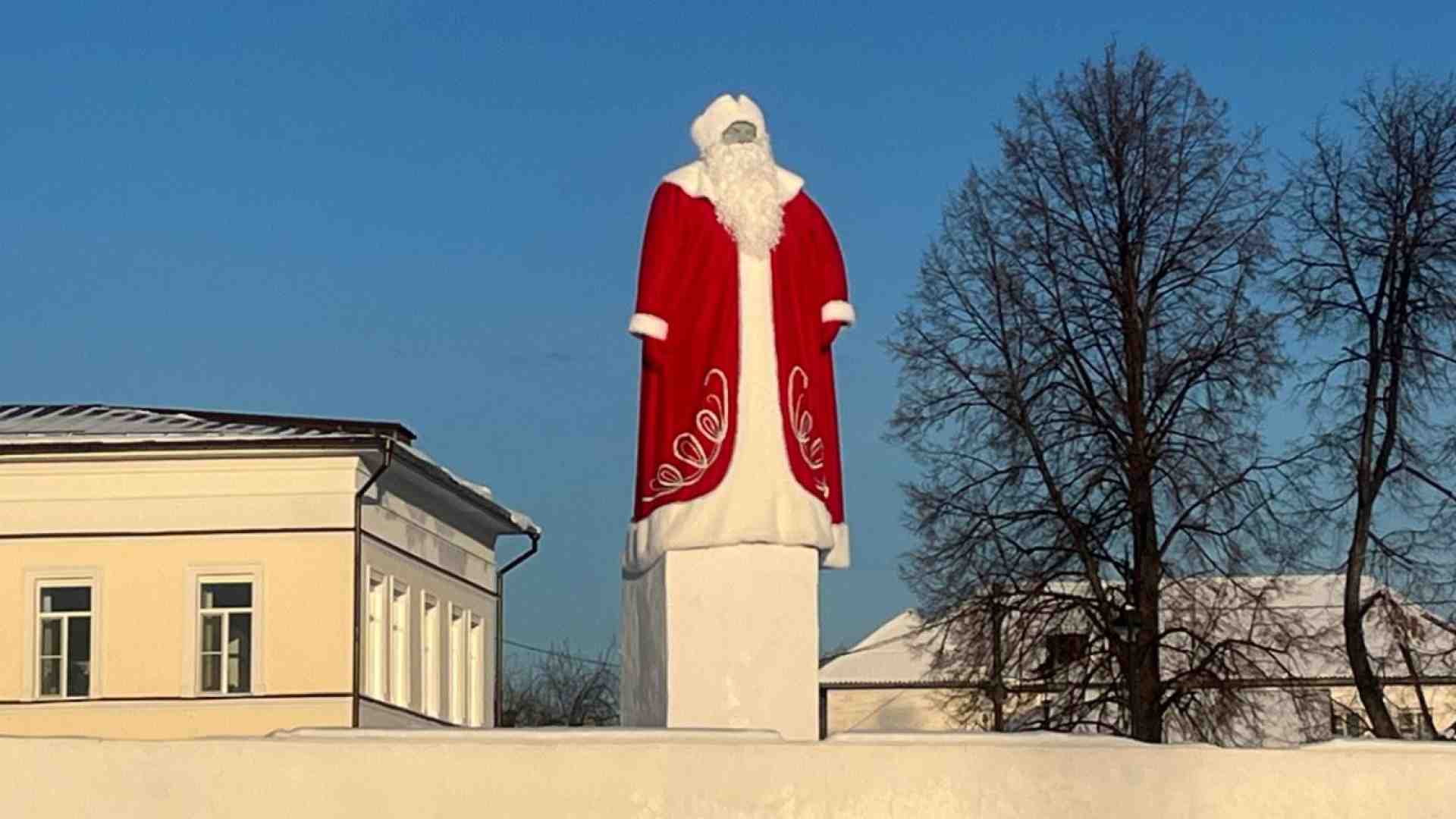 Immagine di Lenin vestito da Babbo Natale scatena una rivoluzione