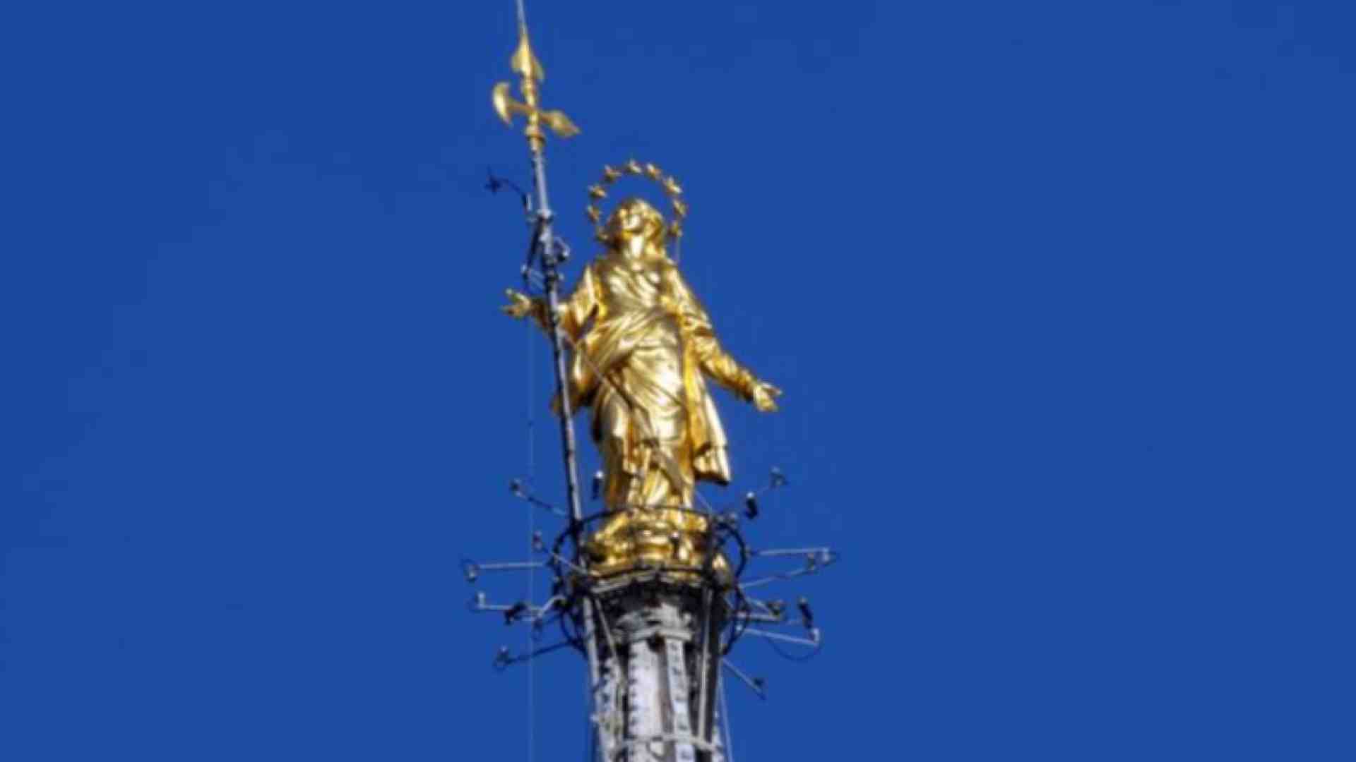 Immagine di Tutta d'oro (ma è falso), non subito amata: i 250 anni della Madonnina