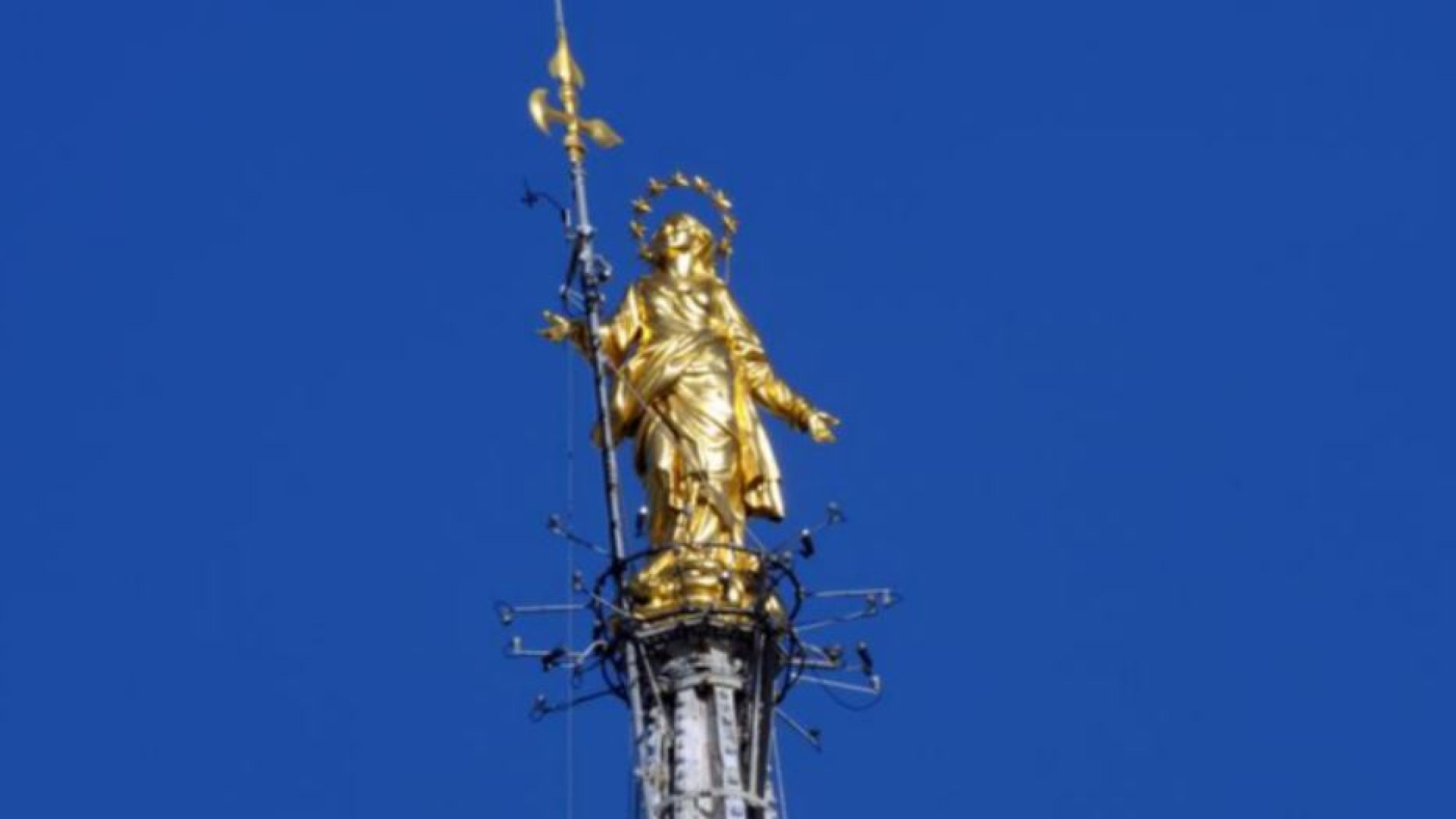 Immagine di Tutta d'oro (ma è falso), non subito amata: i 250 anni della Madonnina